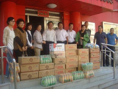 2015年，與市食品協(xié)會(huì)組織其他企業(yè)，一起向敬老院獻(xiàn)愛心